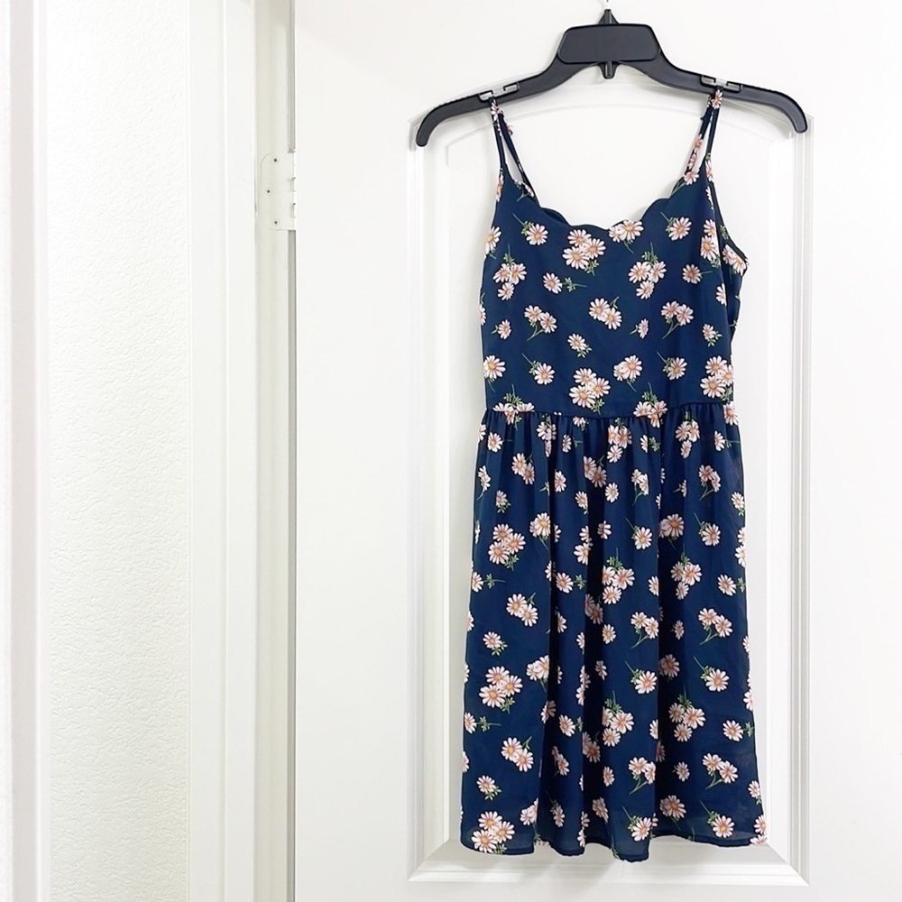 Xhilaration blue daisy print scallop cami dress